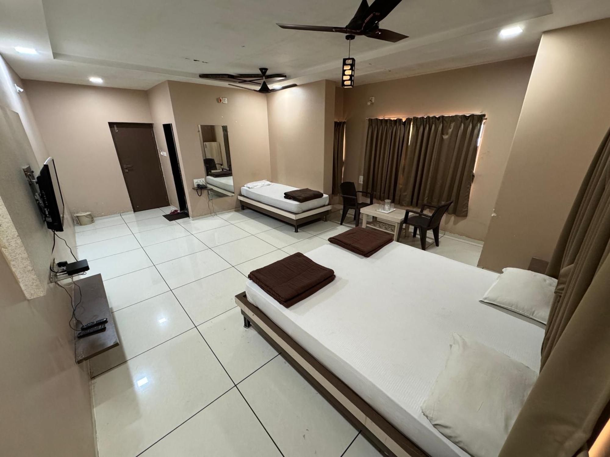 Hotel Bluediamond Bardoli Exterior photo